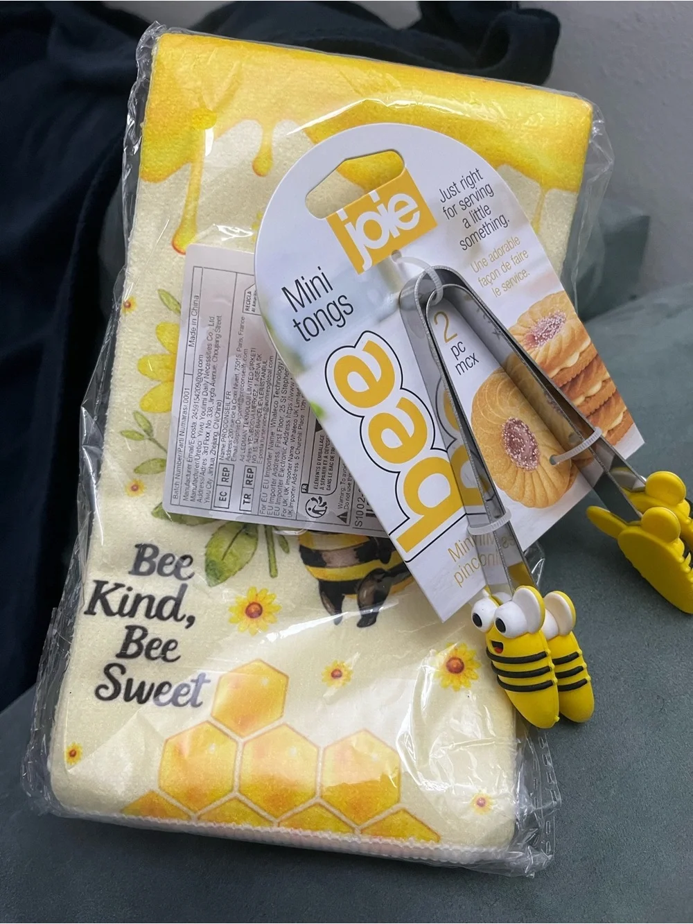 NWT “Bee bundle” 🐝 2 Hand towels, 2 sets of mini tongs. 💛💛